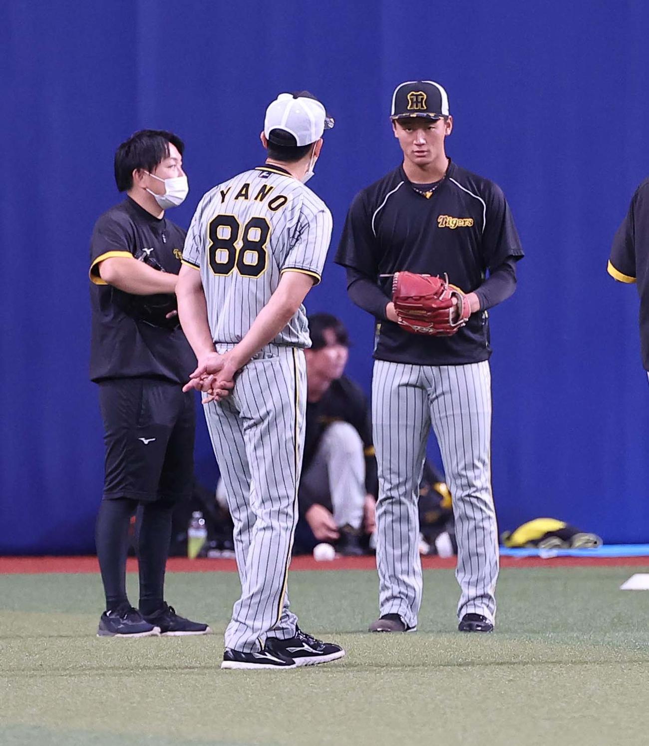 中日対阪神　矢野監督（中央）にあいさつをする森木（撮影・上田博志）