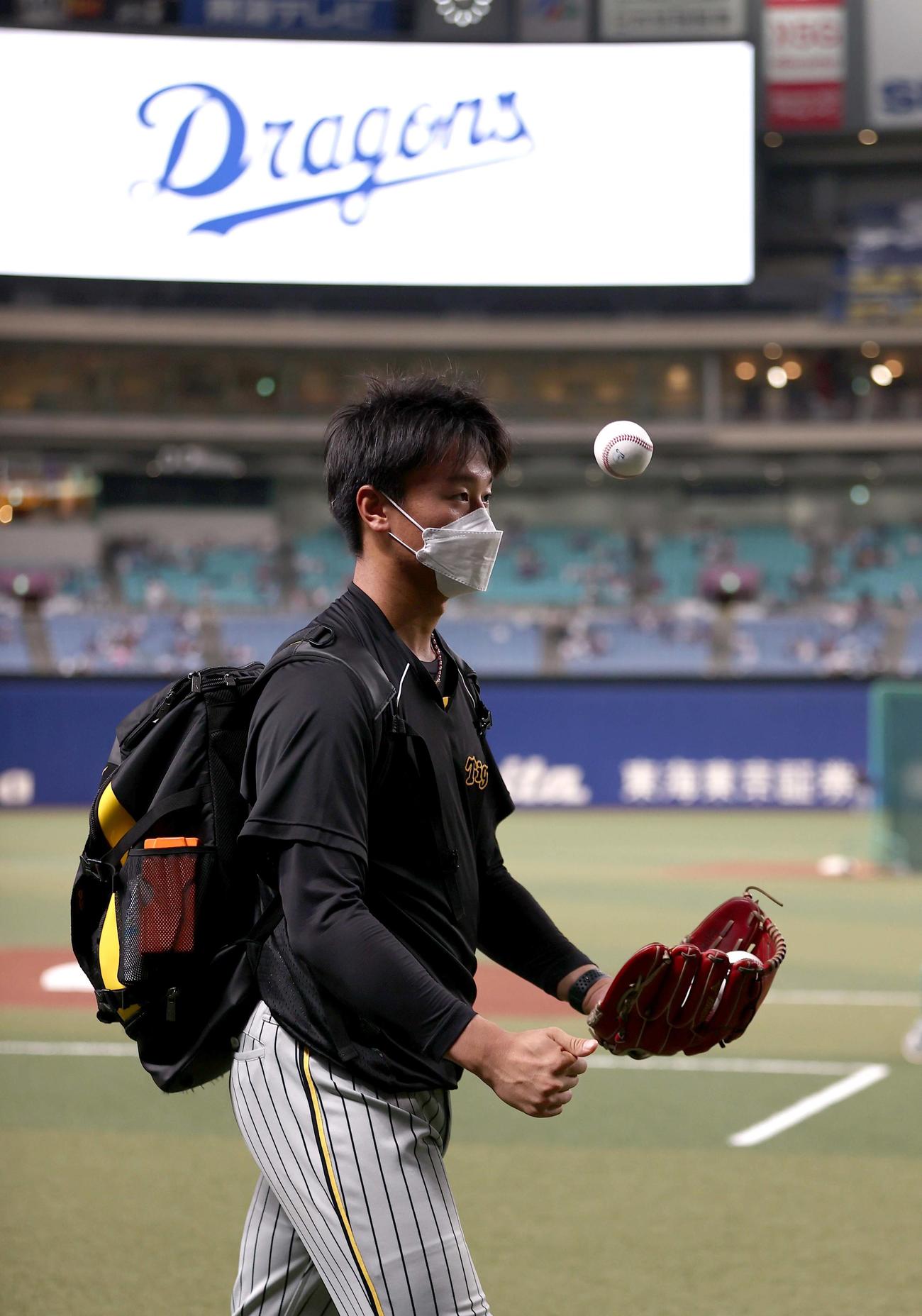 中日対阪神　練習を終えグラウンドを引き揚げる森木（撮影・上田博志）