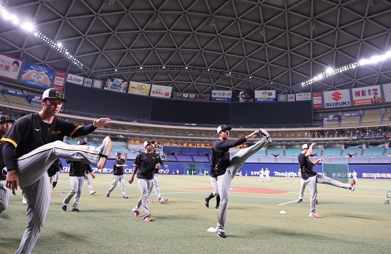 中日対阪神　森木（中央）はバンテリンドームでアップをする（撮影・上田博志）