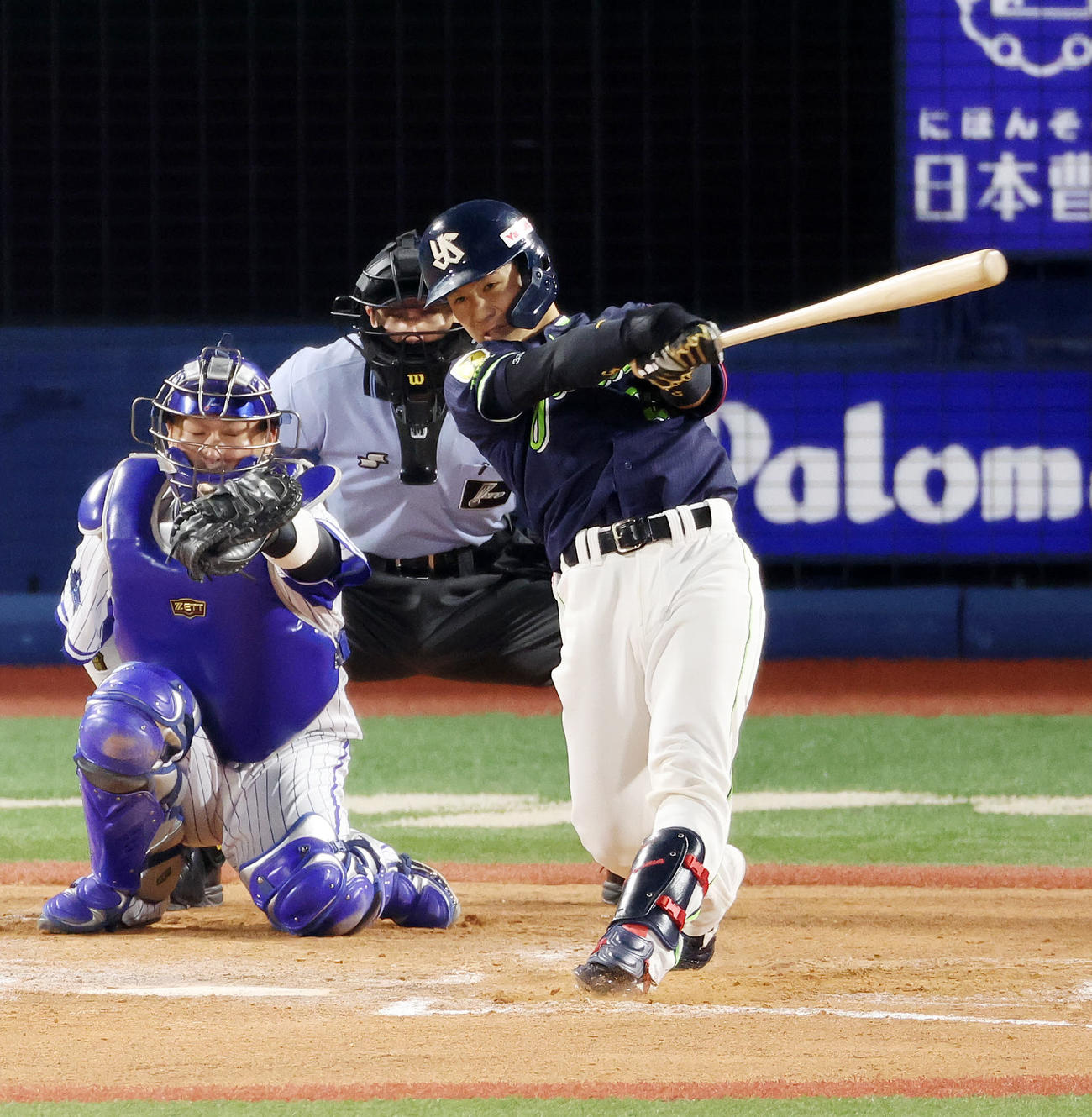 DeNA対ヤクルト　7回表ヤクルト2死、内山壮は左越えソロ本塁打を放つ（撮影・鈴木正人）