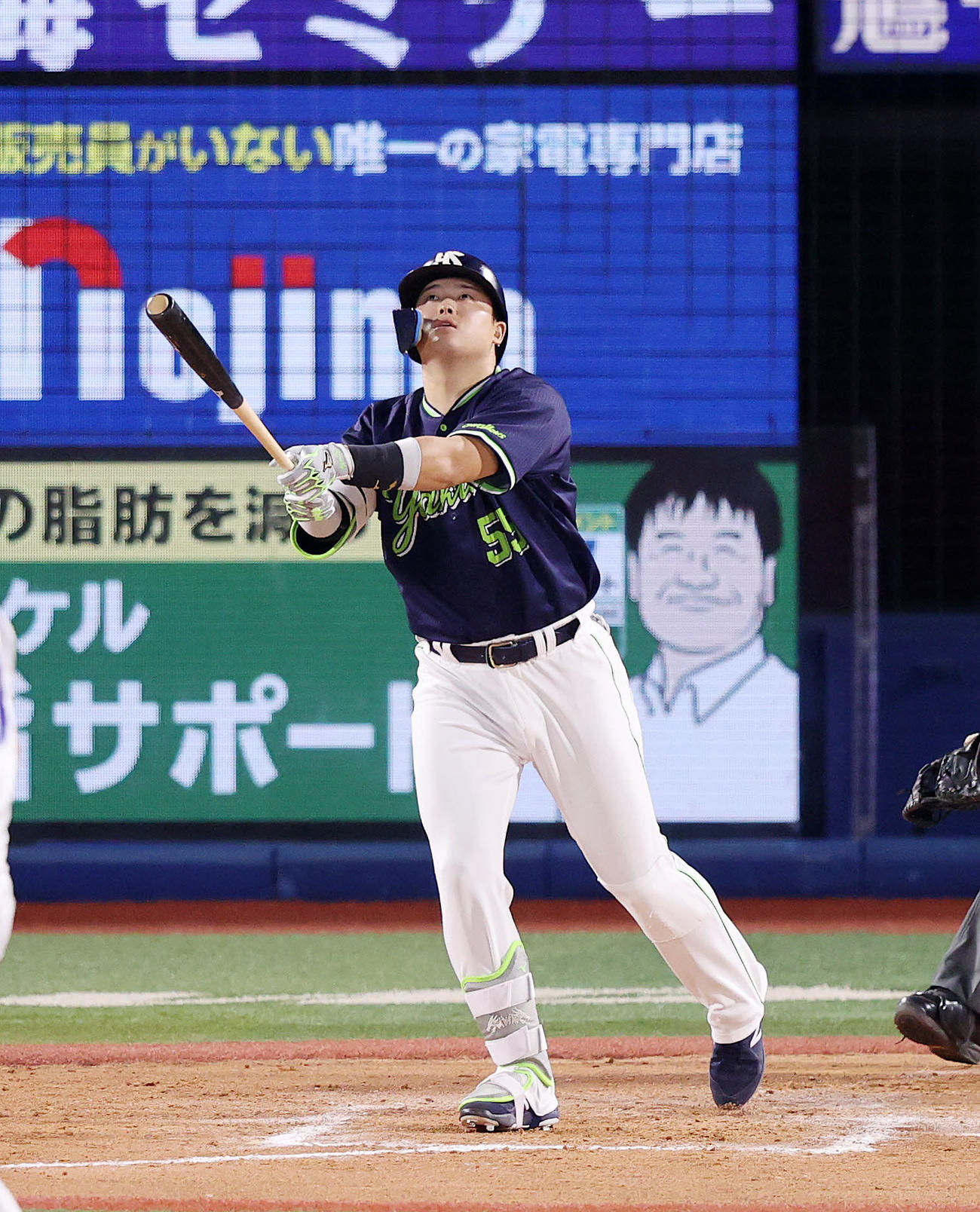 DeNA対ヤクルト　8回表ヤクルト1死、村上は右中間ソロ本塁打を放つ（撮影・鈴木正人）