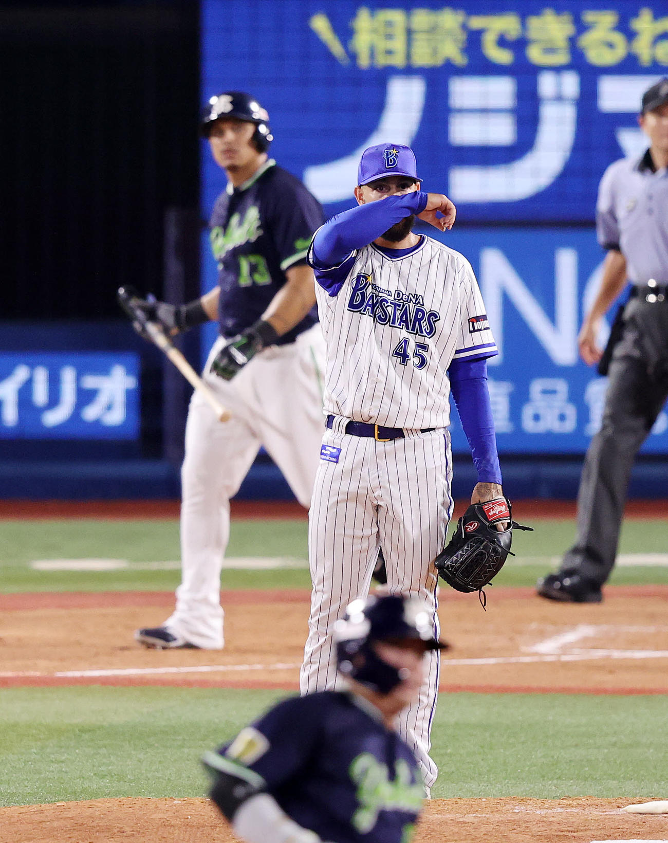 DeNA対ヤクルト　4回表ヤクルト2死一、二塁、オスナ（後方）に左中間3点本塁打を放たれ悔しそうな表情を見せるDeNAガゼルマン（撮影・鈴木正人）