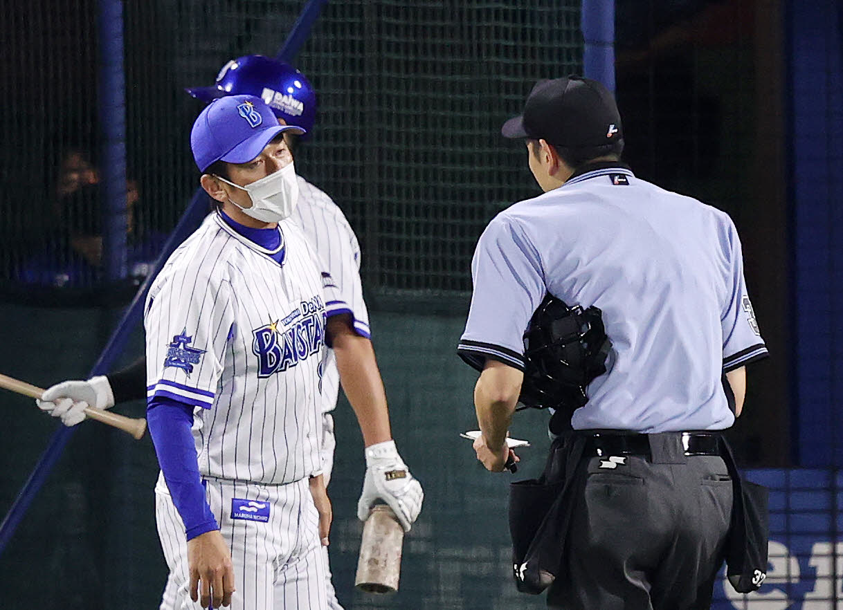 DeNA対ヤクルト　6回表、投手交代を告げるDeNA三浦監督（撮影・鈴木正人）