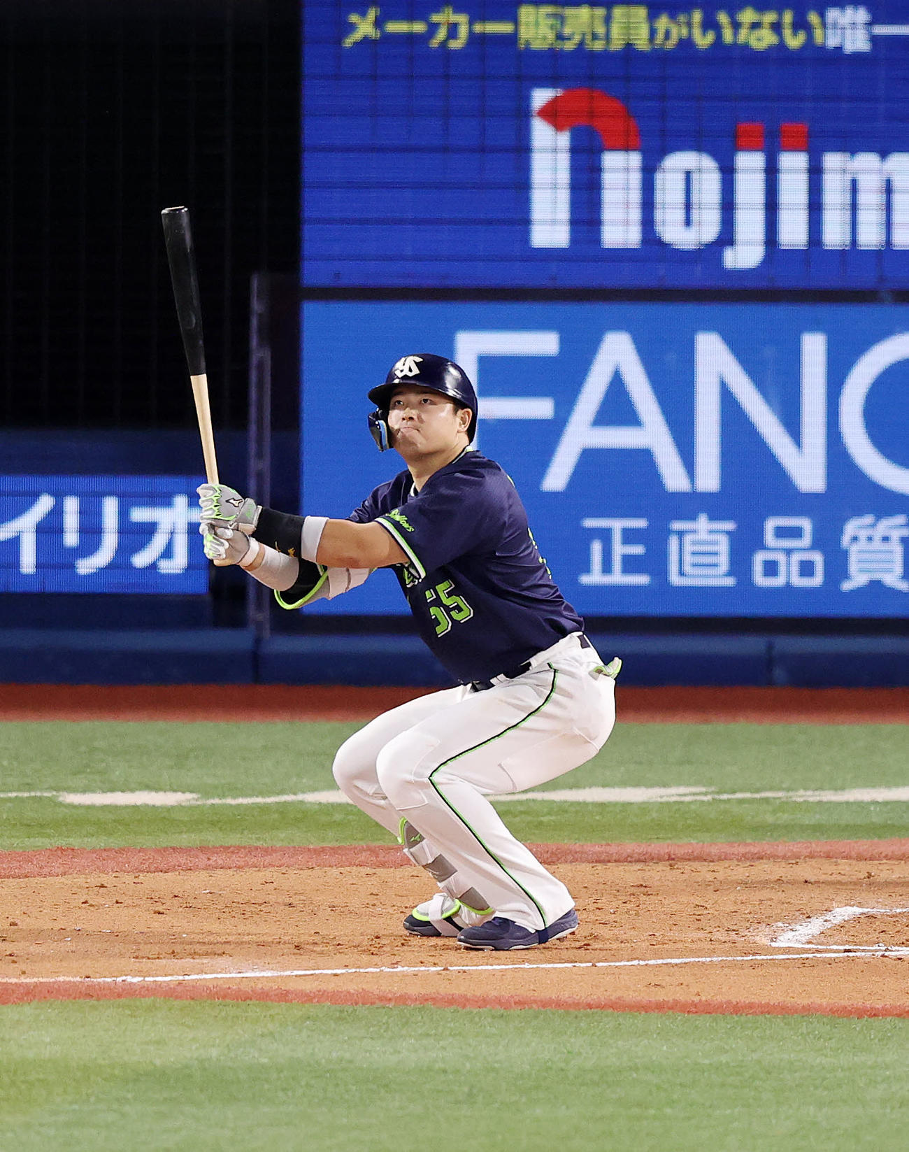 DeNA対ヤクルト　7回表ヤクルト無死、村上は右中間ソロ本塁打を放つ（撮影・鈴木正人）
