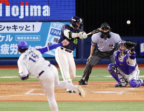 DeNA対ヤクルト 9回表ヤクルト無死、村上は中前安打を放つ(撮影・鈴木正人)