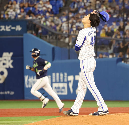 DeNA対ヤクルト 3回表ヤクルト1死、山田に本塁打を打たれた先発京山(撮影・丹羽敏通)