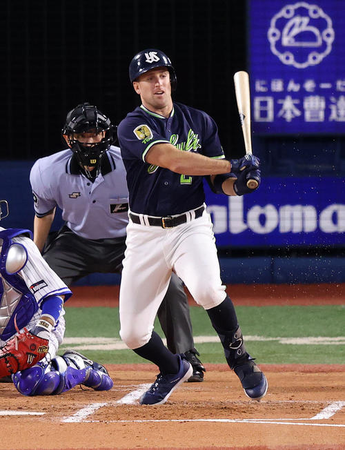 DeNA対ヤクルト 2回表ヤクルト無死一、二塁、キブレハンは左前適時打を放つ(撮影・鈴木正人)