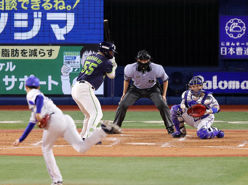 DeNA対ヤクルト 5回表ヤクルト無死、村上は四球、投手は京山(撮影・鈴木正人)