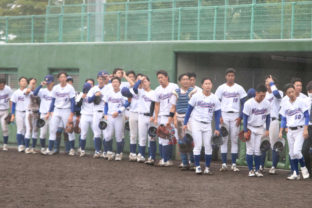 函館大対旭川大　秋のリーグ戦初戦に勝利した函館大の選手たち（撮影・山崎純一）