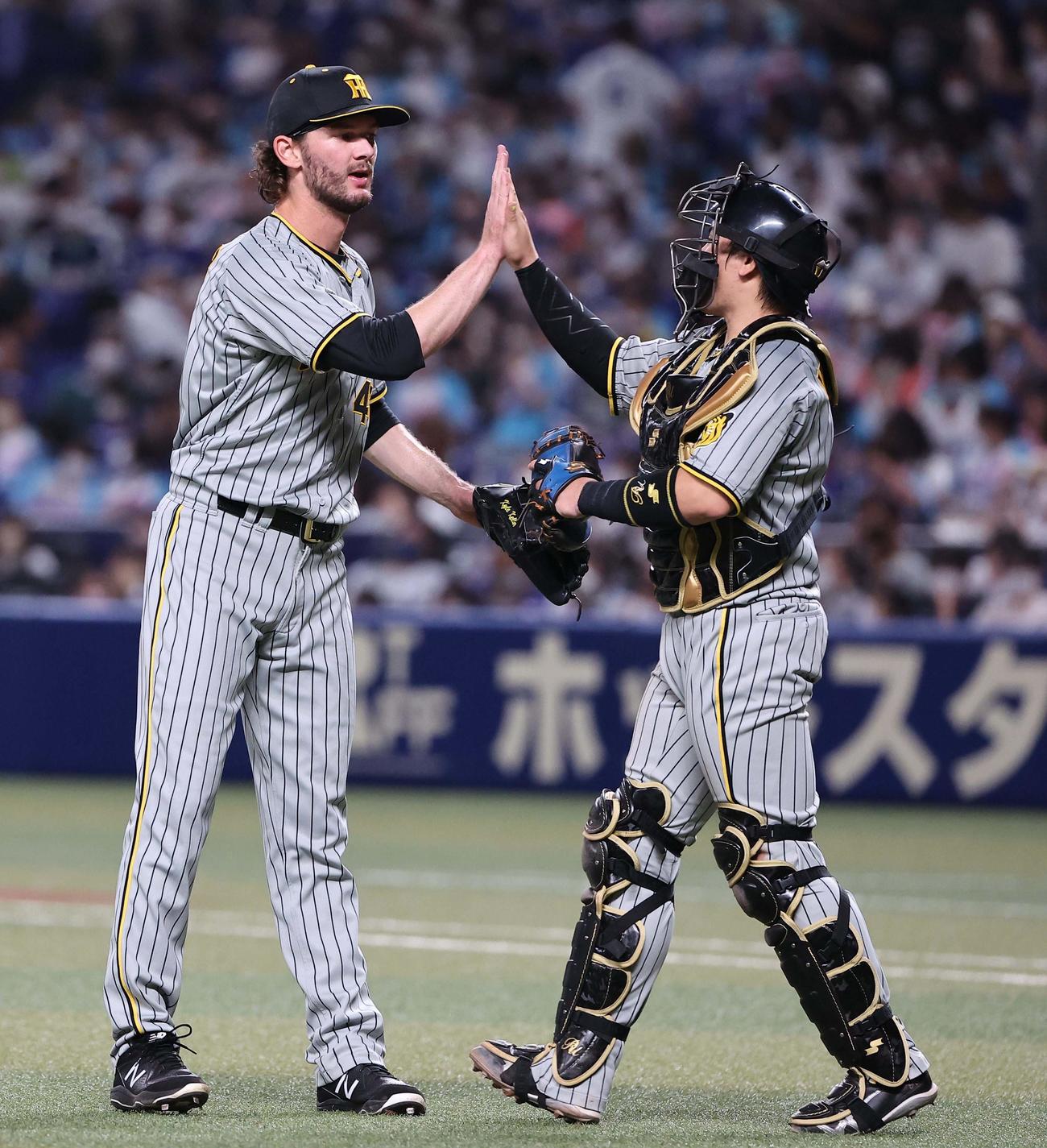 中日に勝利しケラーとハイタッチする梅野（右）（2022年8月27日撮影）