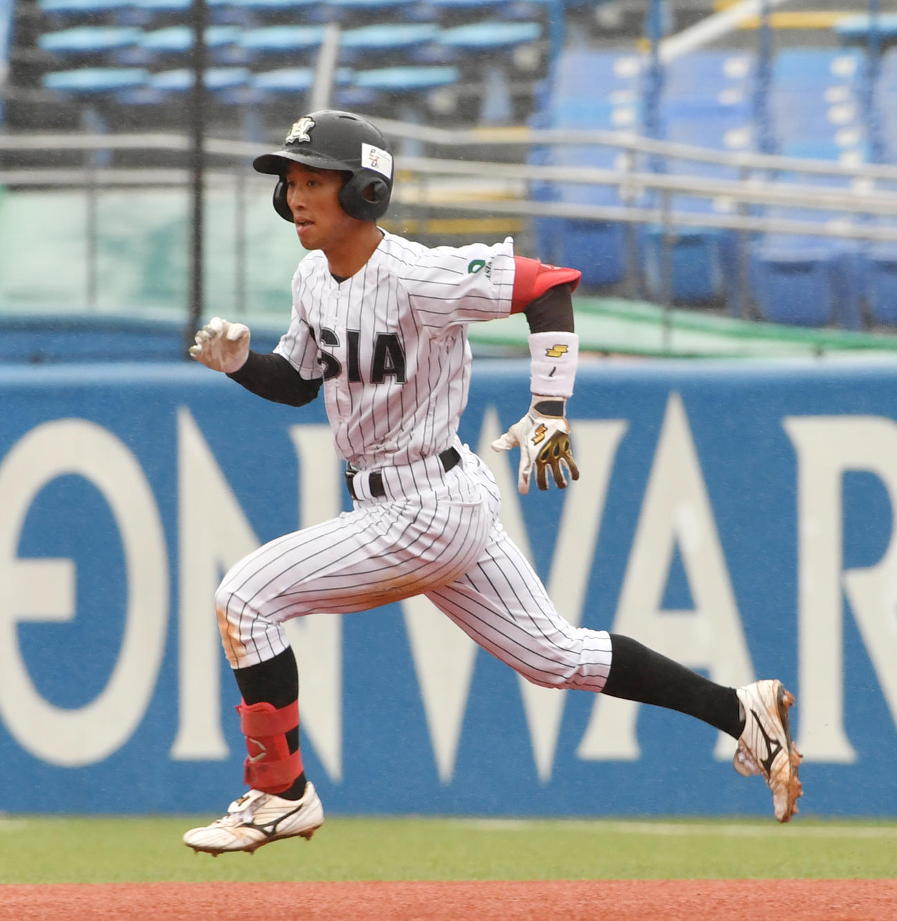 10月6日の亜大対駒大　5回表亜大1死一、二塁、田中幹は左中間に適時二塁打を放ち二塁に向かう（撮影・柴田隆二）
