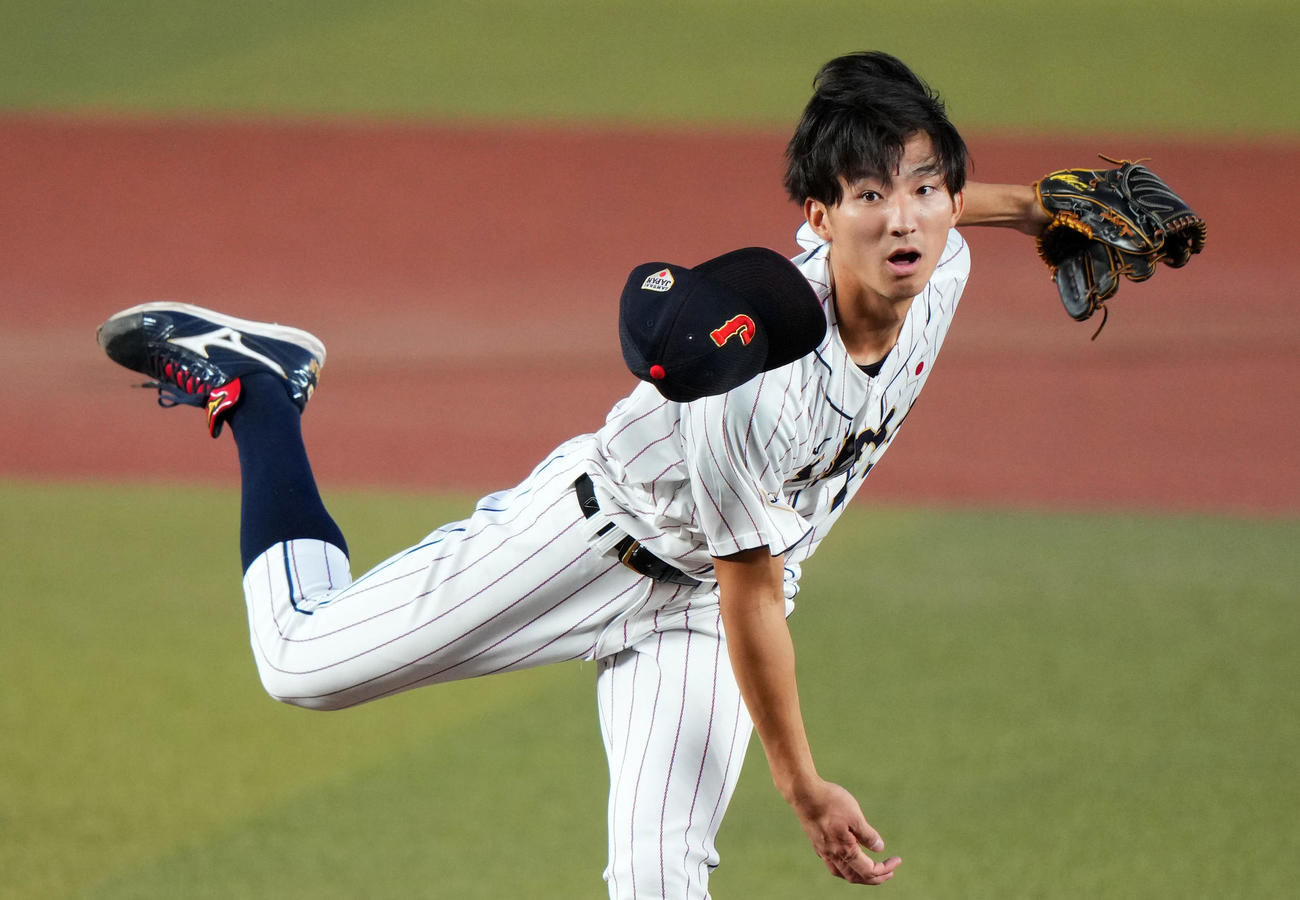 8月31日の高校日本代表対大学日本代表　力投する大学日本代表先発の荘司（撮影・横山健太）