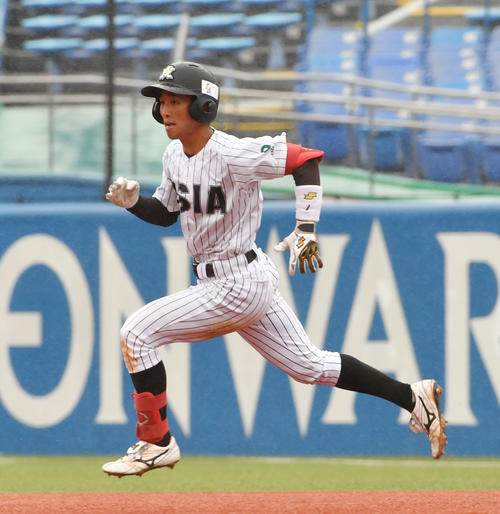 10月6日の亜大対駒大 5回表亜大1死一、二塁、田中幹は左中間に適時二塁打を放ち二塁に向かう(撮影・柴田隆二)