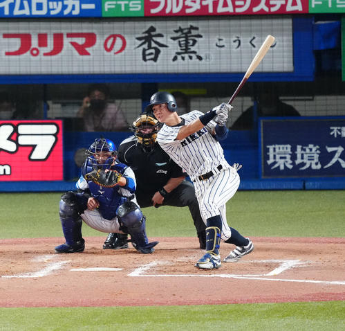 8月1日のU23NPB選抜対大学・社会人選抜 8回表大学・社会人選抜無死、右前打を放つ立大・山田(撮影・江口和貴)