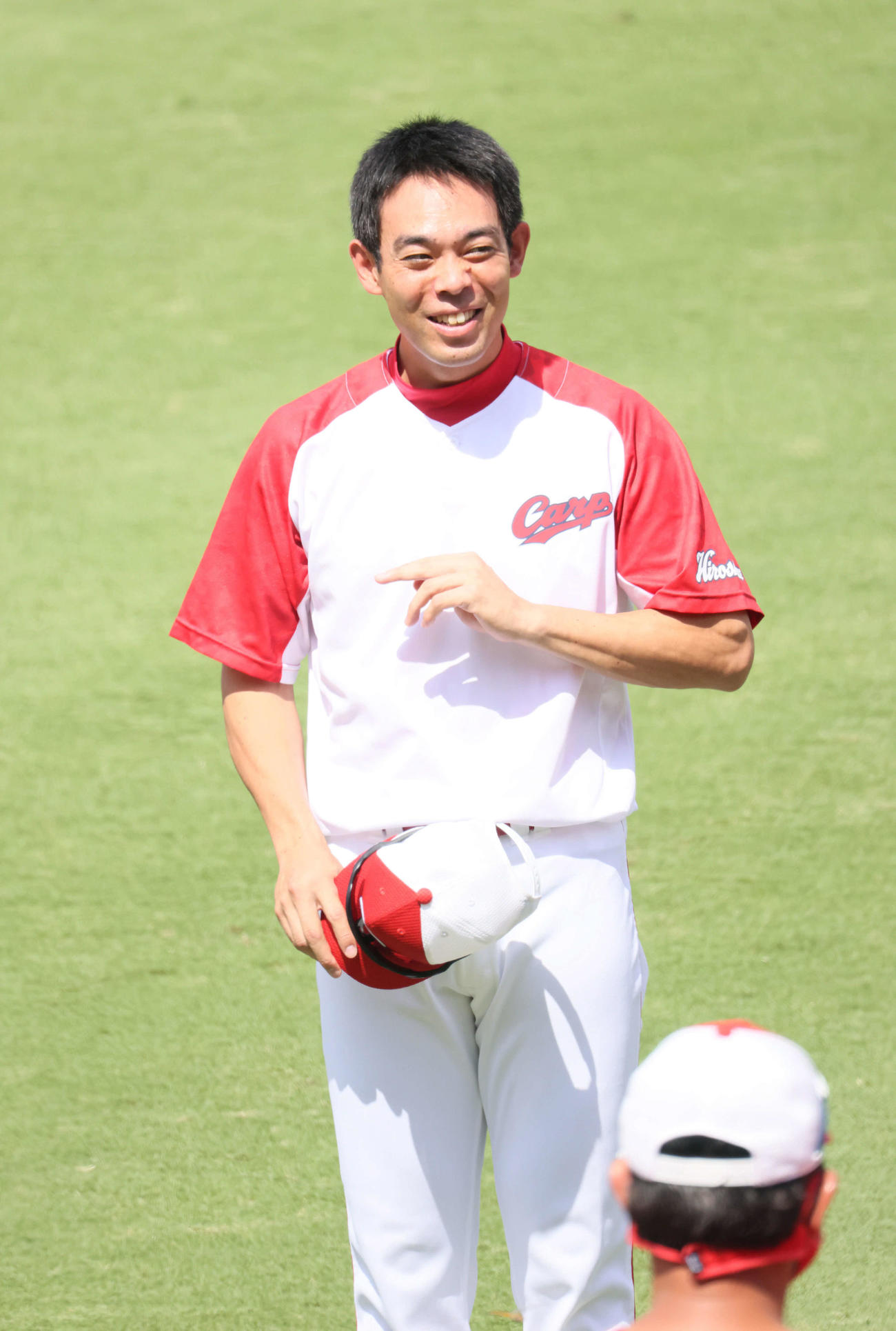 広島対巨人　試合前練習に合流し、ナインにあいさつする秋山（撮影・加藤孝規）