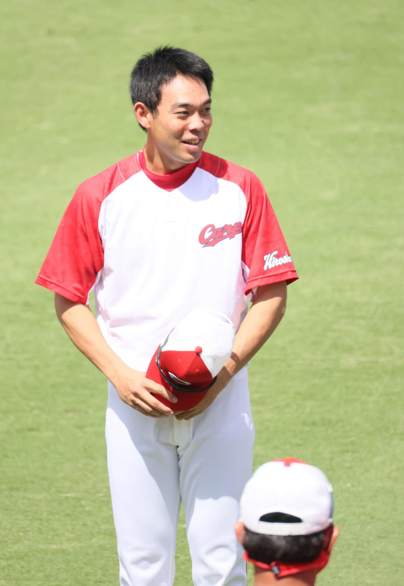広島対巨人　試合前練習に合流し、ナインにあいさつする秋山（撮影・加藤孝規）