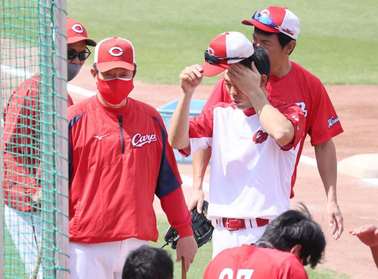 広島対巨人　試合前練習に合流、佐々岡監督（左から2人目）と話し合う秋山（左から3人目）（撮影・加藤孝規）