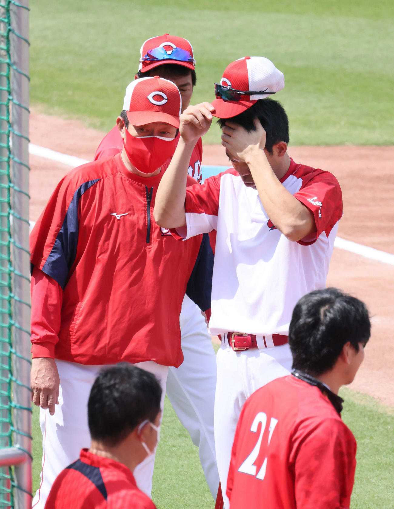 広島対巨人　試合前練習に合流し、佐々岡監督（左）と話し合う秋山（撮影・加藤孝規）