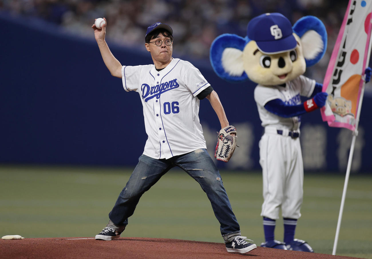 中日対阪神　始球式で投球する落語家の立川志らく（撮影・前田充）
