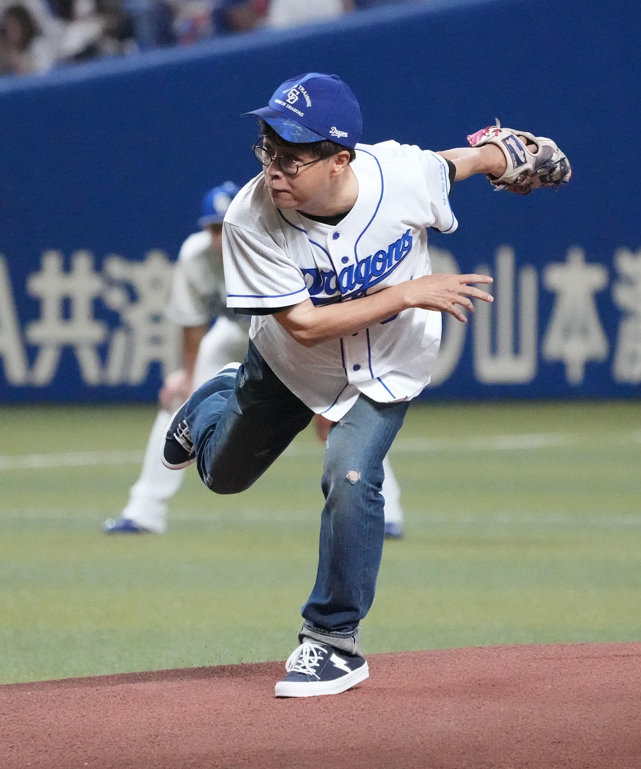 中日対阪神　試合前、始球式を行った立川志らく（撮影・森本幸一）
