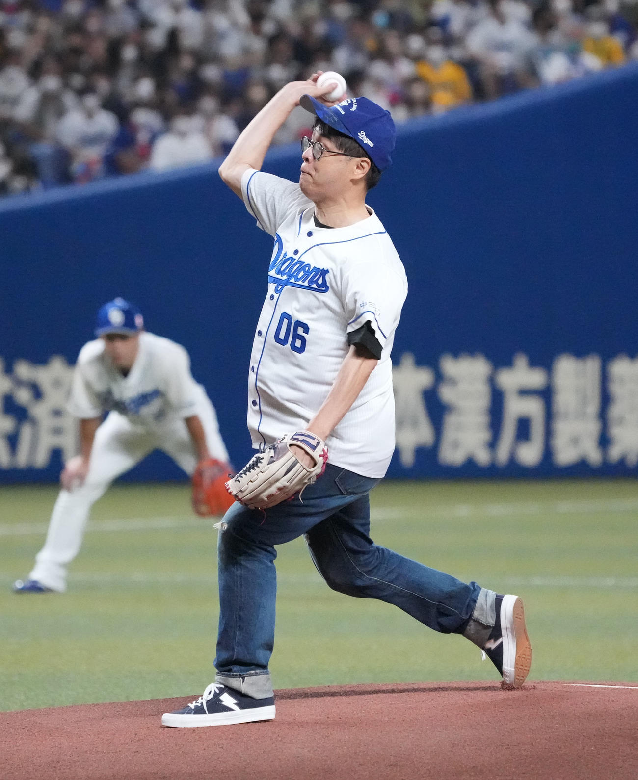 中日対阪神　試合前、始球式を行った立川志らく（撮影・森本幸一）