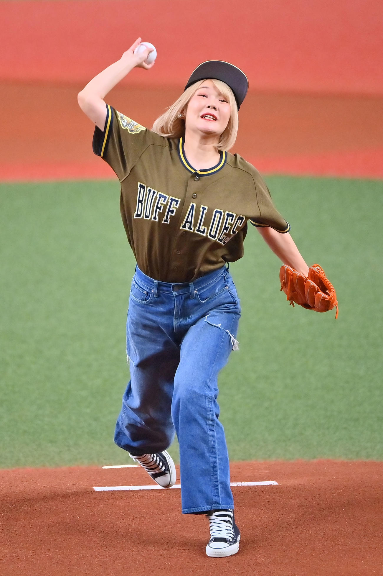 オリックス対西武　始球式を行うハラミちゃん（撮影・和賀正仁）
