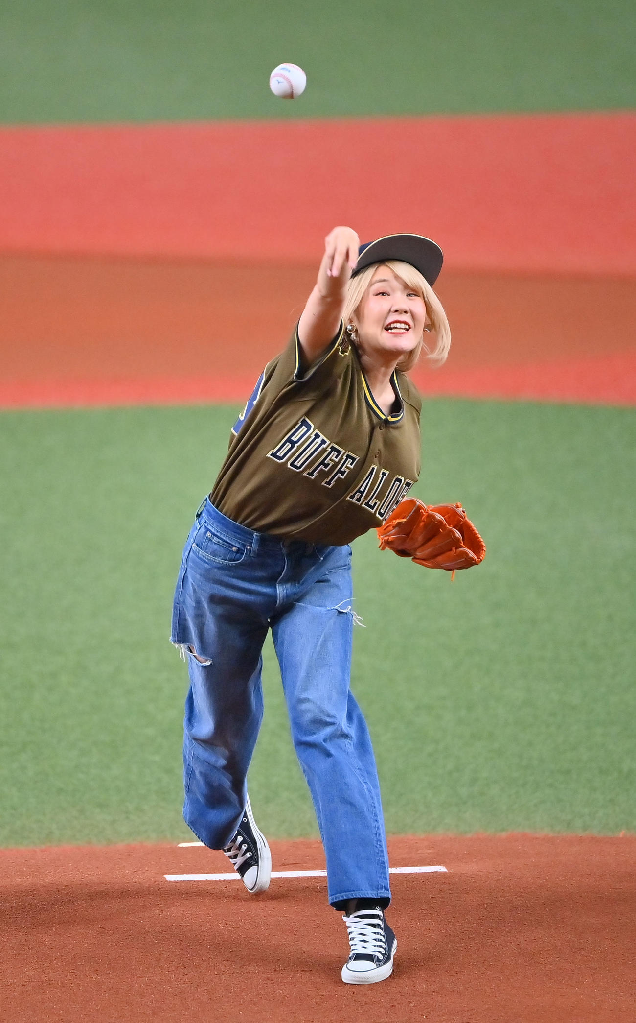オリックス対西武　始球式を行うハラミちゃん（撮影・和賀正仁）