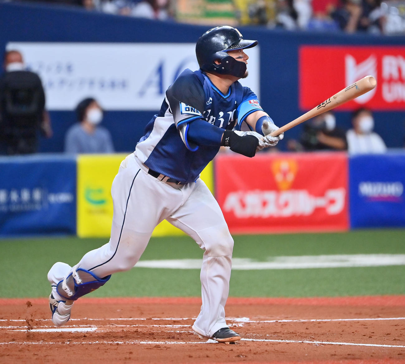 オリックス対西武　4回表西武無死一塁、中越えに適時二塁打を放つ森（撮影・和賀正仁）