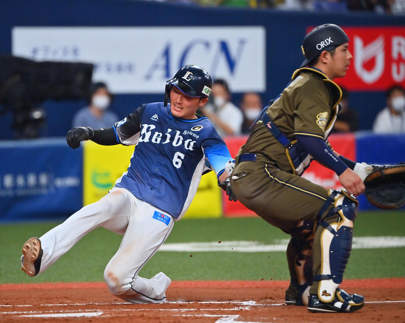 オリックス対西武　4回表西武無死一塁、森の二塁打で生還する源田（撮影・和賀正仁）