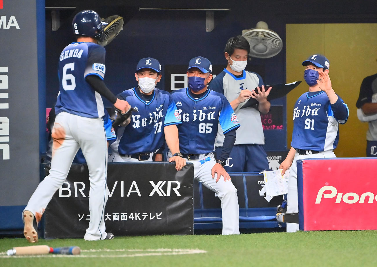 オリックス対西武　4回表西武無死一塁、森の二塁打で生還した源田を迎える西武辻監督ら（撮影・和賀正仁）