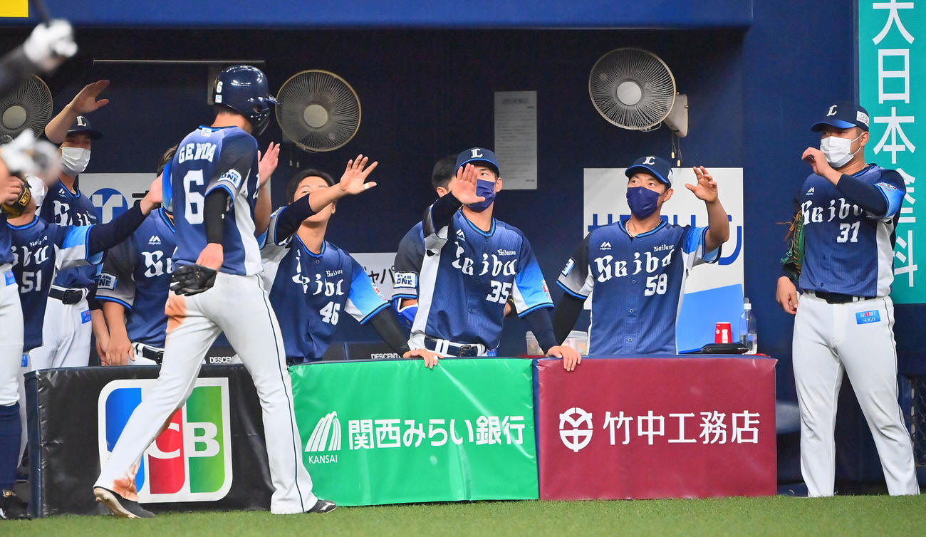 オリックス対西武　4回表西武無死一塁、森の二塁打で生還した源田を迎える西武ナイン（撮影・和賀正仁）