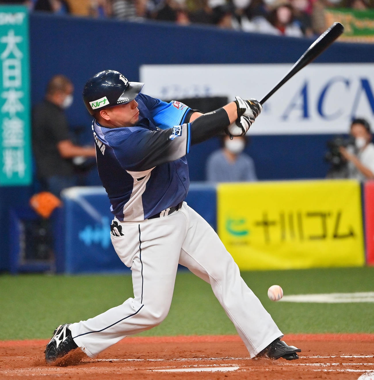 オリックス対西武　4回表西武無死二塁、三塁内野安打を放つ山川（撮影・和賀正仁）