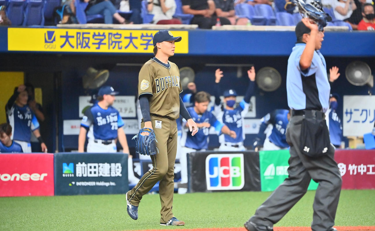 オリックス対西武　4回表西武無死一塁、森友哉に適時二塁打を浴びた山崎福（撮影・和賀正仁）