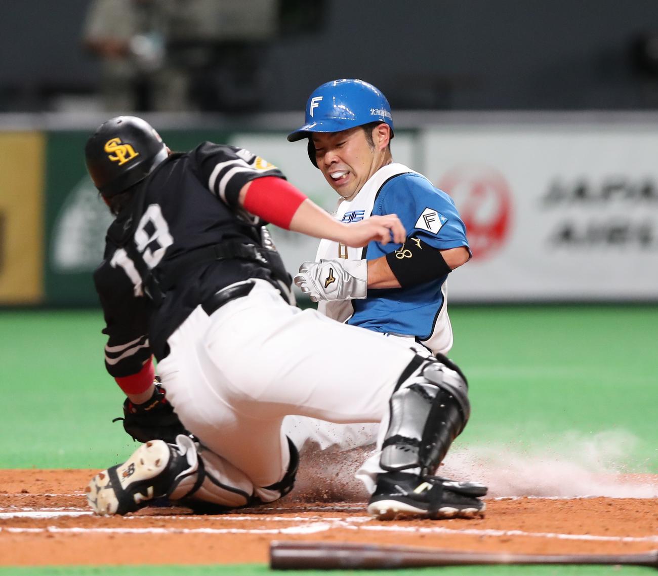 日本ハム対ソフトバンク　4回裏日本ハム1死二塁、古川裕の中前打で近藤を本塁で補殺する正木。捕手甲斐（撮影・黒川智章）