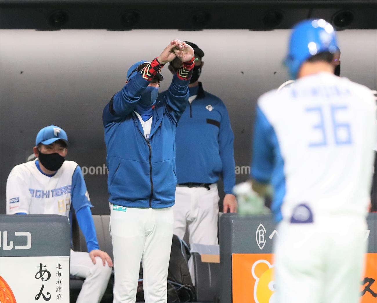 日本ハム対ソフトバンク　4回裏、近藤の本塁でのアウト判定にリクエストする新庄監督（撮影・黒川智章）