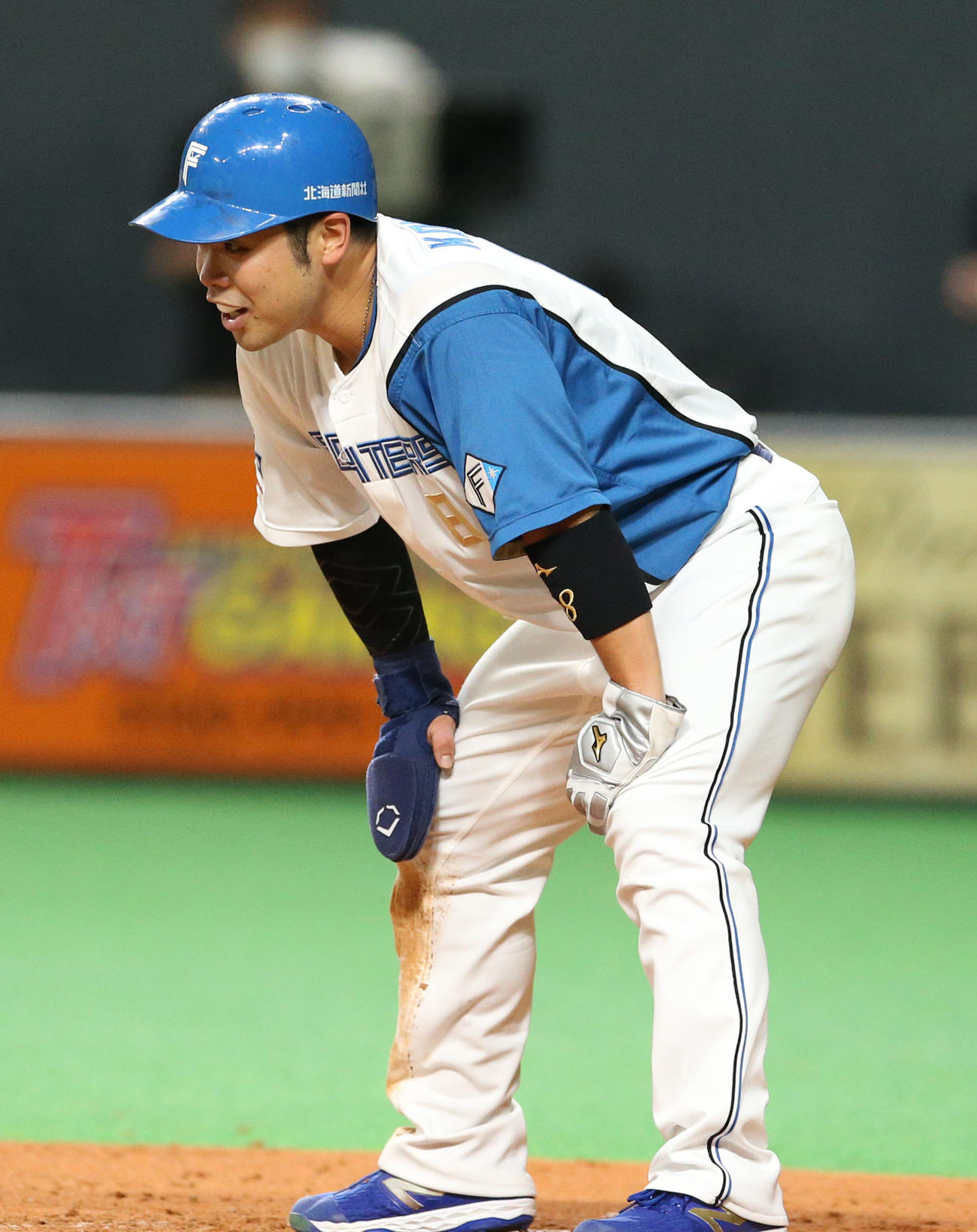 日本ハム対ソフトバンク　4回裏日本ハム1死二塁、古川裕の中前打で生還を試みるもタッチアウトになる近藤（撮影・佐藤翔太）