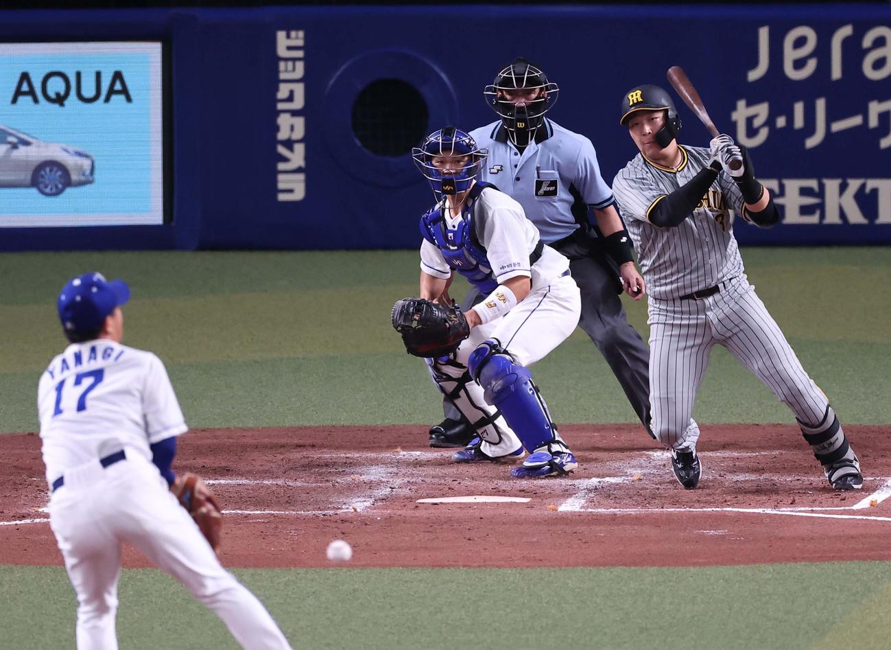 中日対阪神　4回表阪神無死一塁、大山は投手直撃の内野安打を放つ（撮影・上田博志）