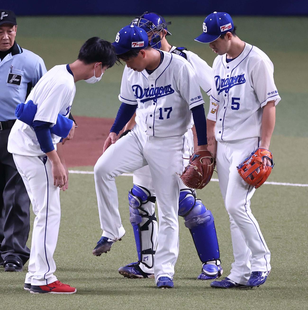 中日対阪神　4回表阪神無死一塁、大山の打球を足に受けた柳（撮影・上田博志）