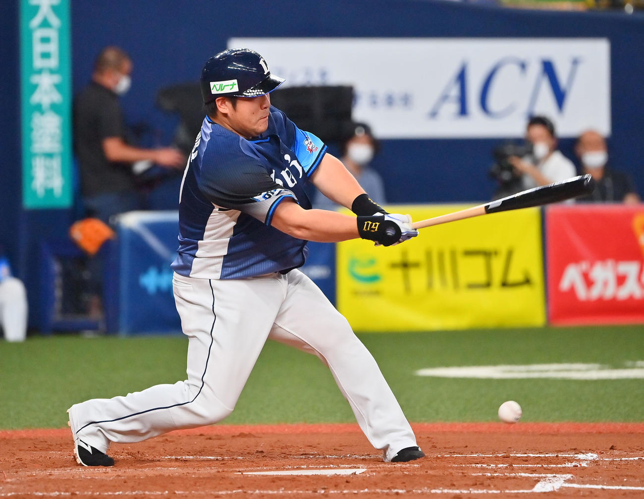 オリックス対西武　4回表西武無死一、二塁、三塁内野安打を放つ中村（撮影・和賀正仁）