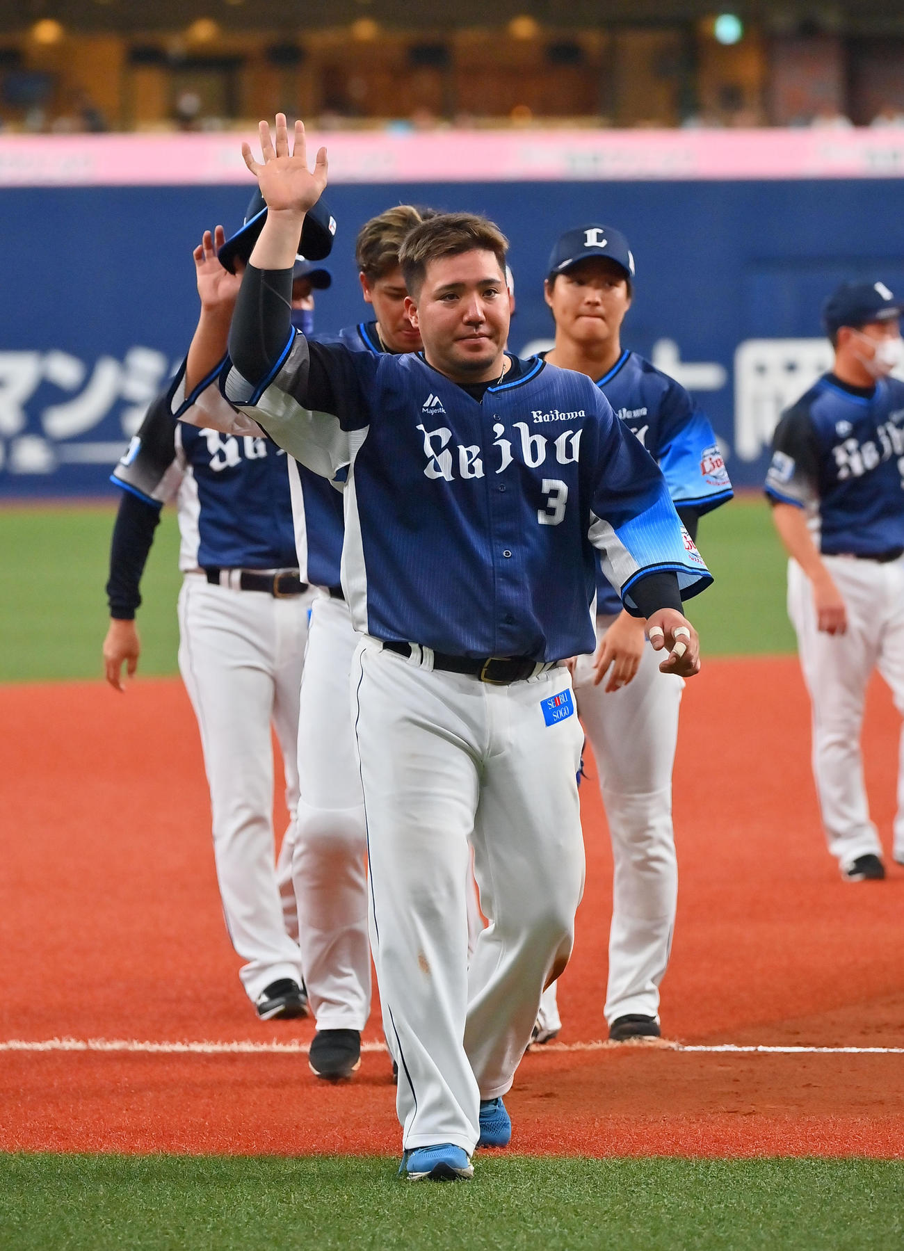 オリックス対西武　京セラドーム最終戦を終えファンにあいさつする西武山川（撮影・和賀正仁）
