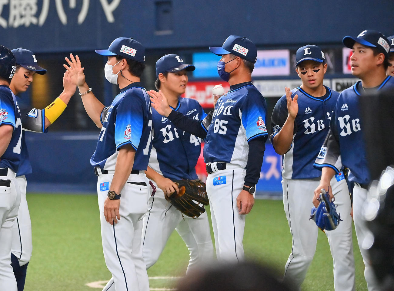 オリックス対西武　京セラドーム最終戦を終えファンにあいさつする西武辻監督（中央）（撮影・和賀正仁）
