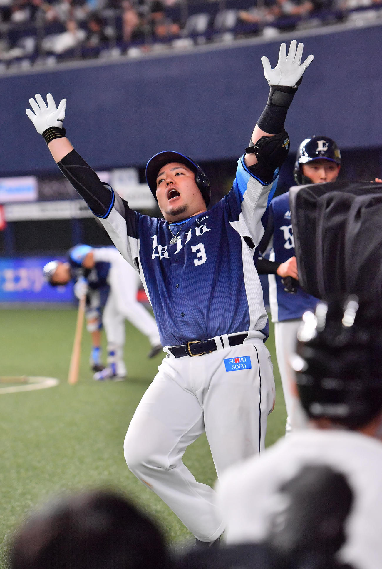 オリックス対西武　8回表西武1死二塁、中越え本塁打を放った山川はどすこいポーズ（撮影・和賀正仁）