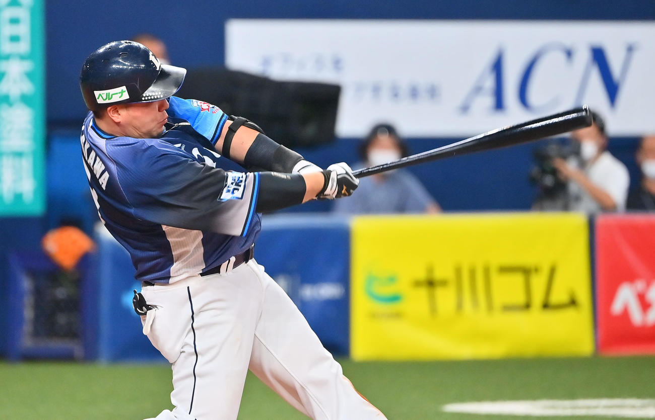 オリックス対西武　6回表西武1死満塁、鈴木の左飛で生還する森、捕手若月（撮影・和賀正仁）