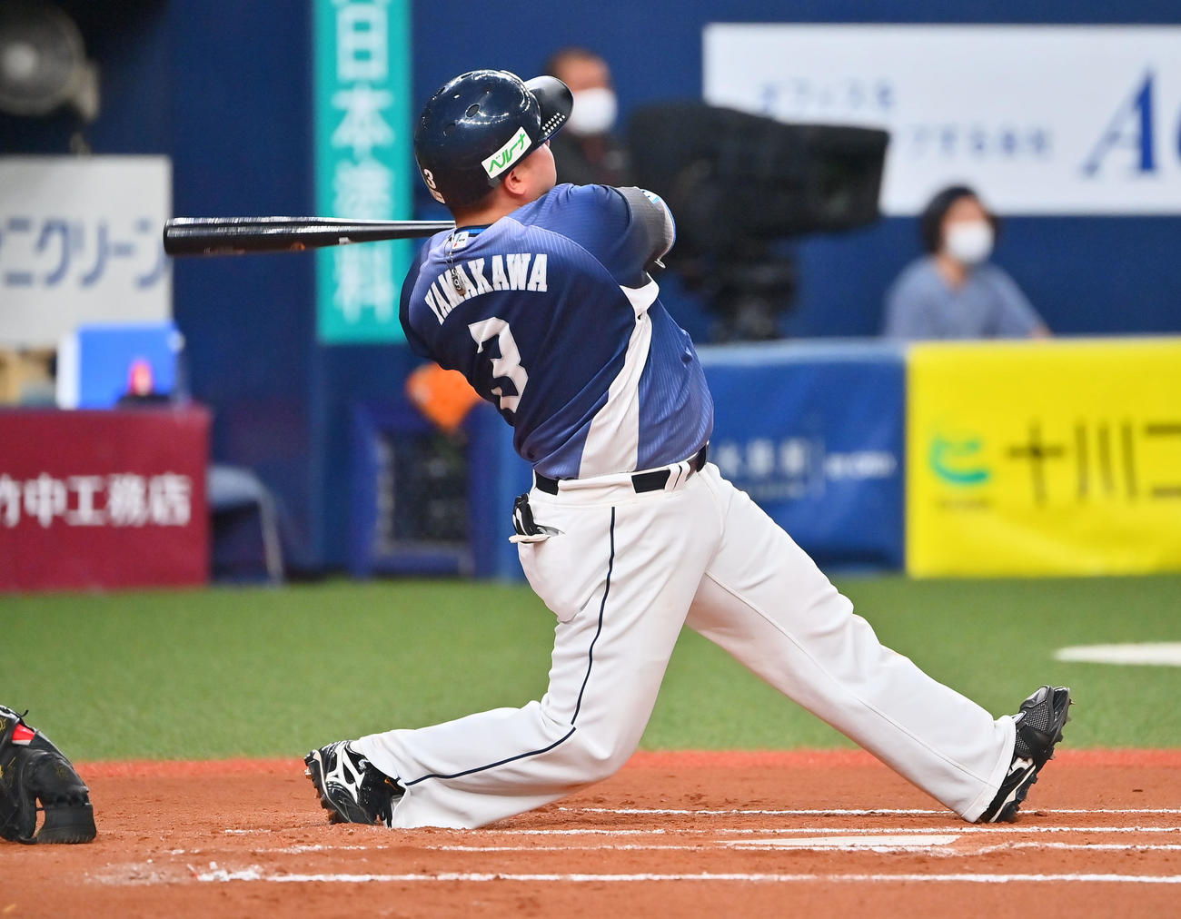 オリックス対西武　6回表西武1死満塁、鈴木の左飛で生還する森、捕手若月（撮影・和賀正仁）