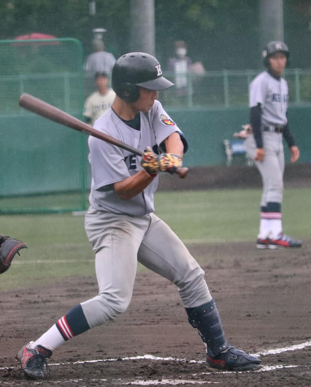 桐蔭横浜大対慶大　7回裏慶大2死一、二塁、適時中前打を放った斎藤快
