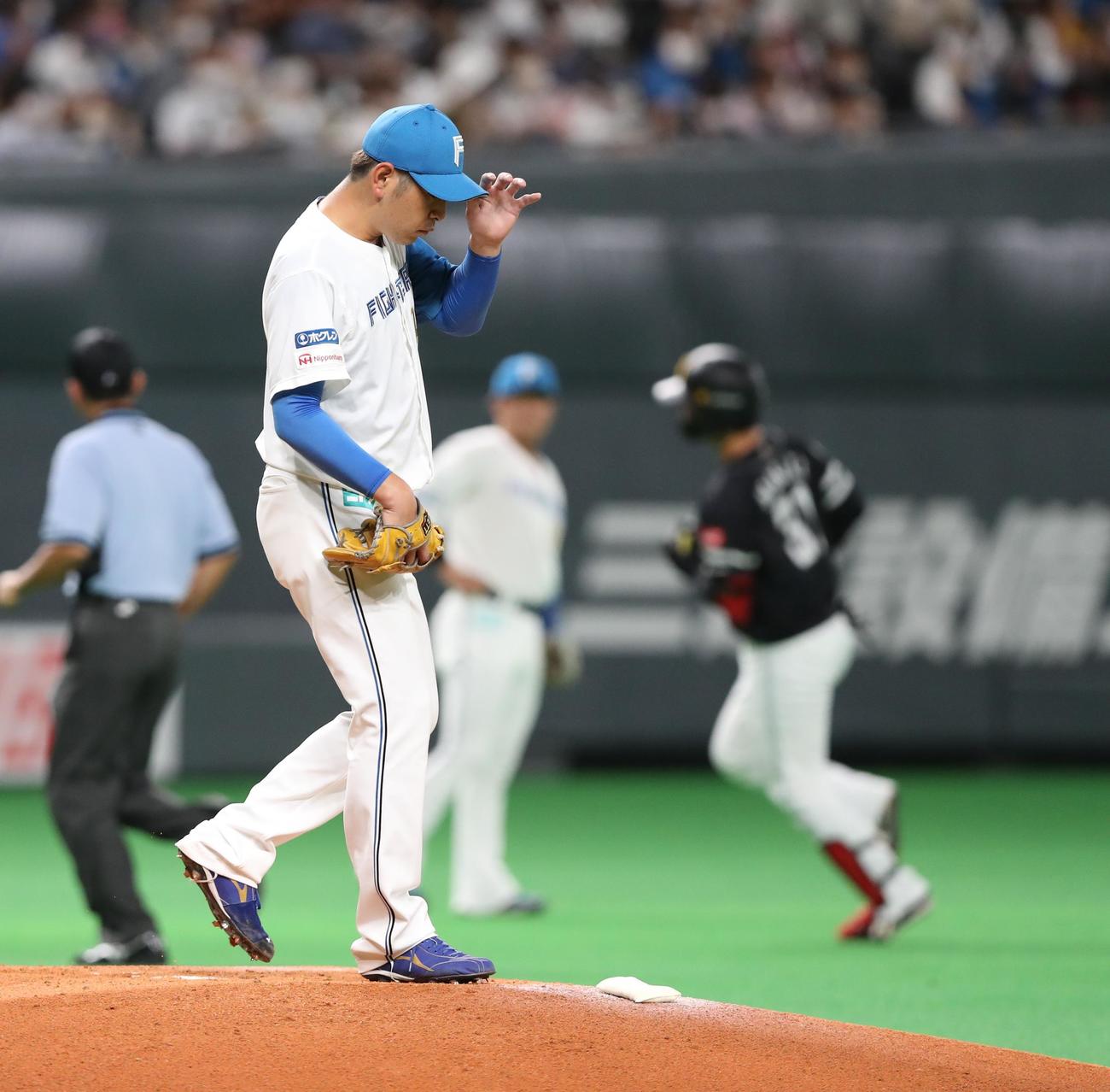 日本ハム対ソフトバンク　3回表ソフトバンク1死、正木に左越え本塁打を浴びる加藤（撮影・黒川智章）