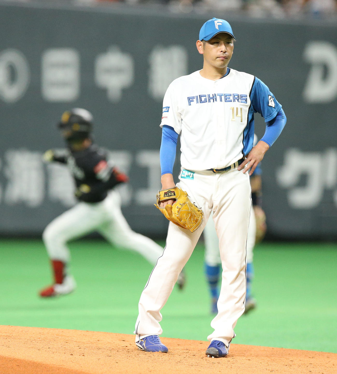 日本ハム対ソフトバンク　3回表ソフトバンク1死、正木（左後方）に先制となる左越え本塁打を浴びる加藤（撮影・佐藤翔太）