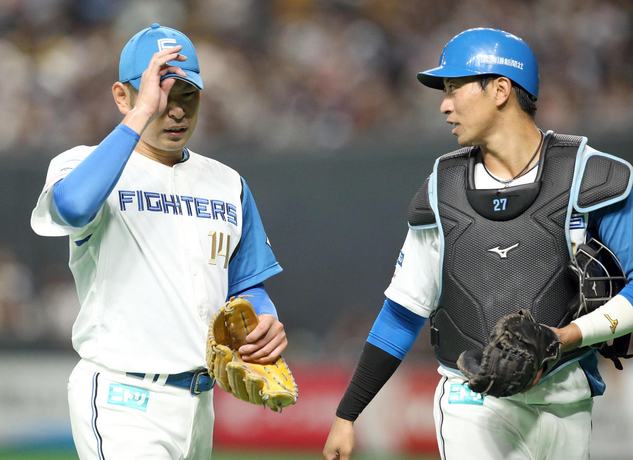 日本ハム対ソフトバンク　追加点を許し顔をしかめながらベンチに戻る加藤（左）と古川裕（撮影・佐藤翔太）