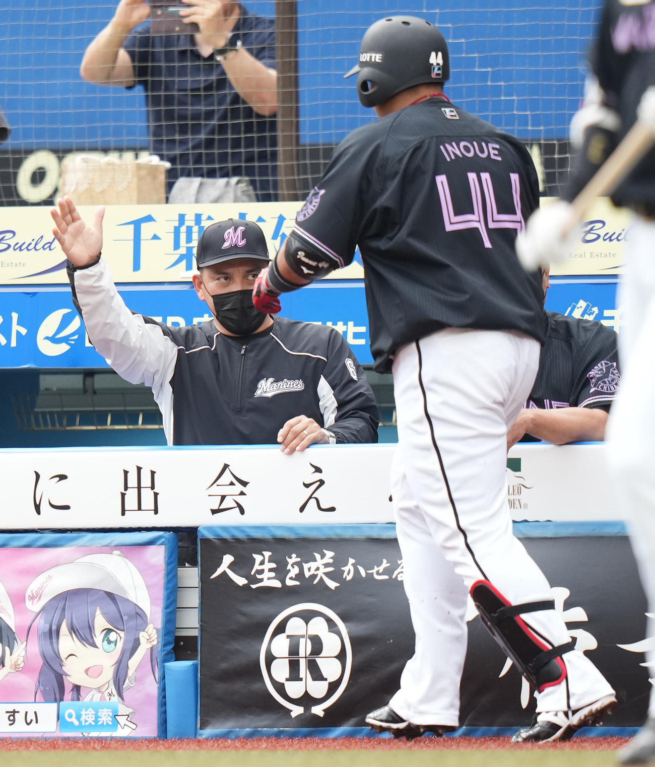 ロッテ対楽天　1回裏ロッテ2死一塁、左中間に2点本塁打を放った井上（右）を迎える井口監督（撮影・鈴木みどり）