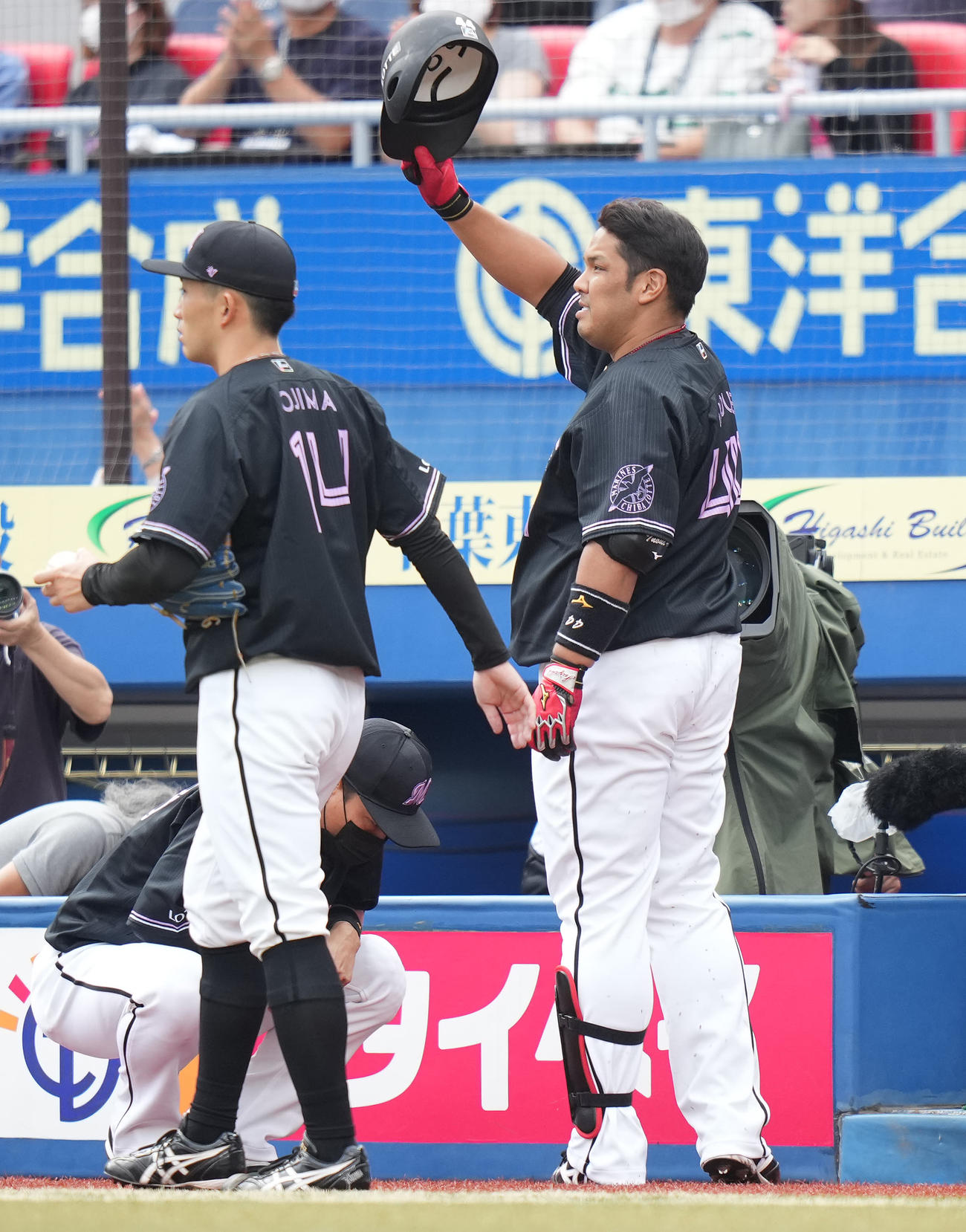 ロッテ対楽天　1回裏ロッテ2死一塁、左中間に2点本塁打を放った井上（右）は声援に応える（撮影・鈴木みどり）